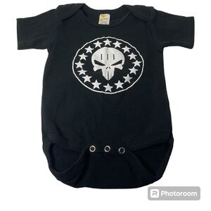 Laughing Giraffe punisher baby onesie did 3-6m months black